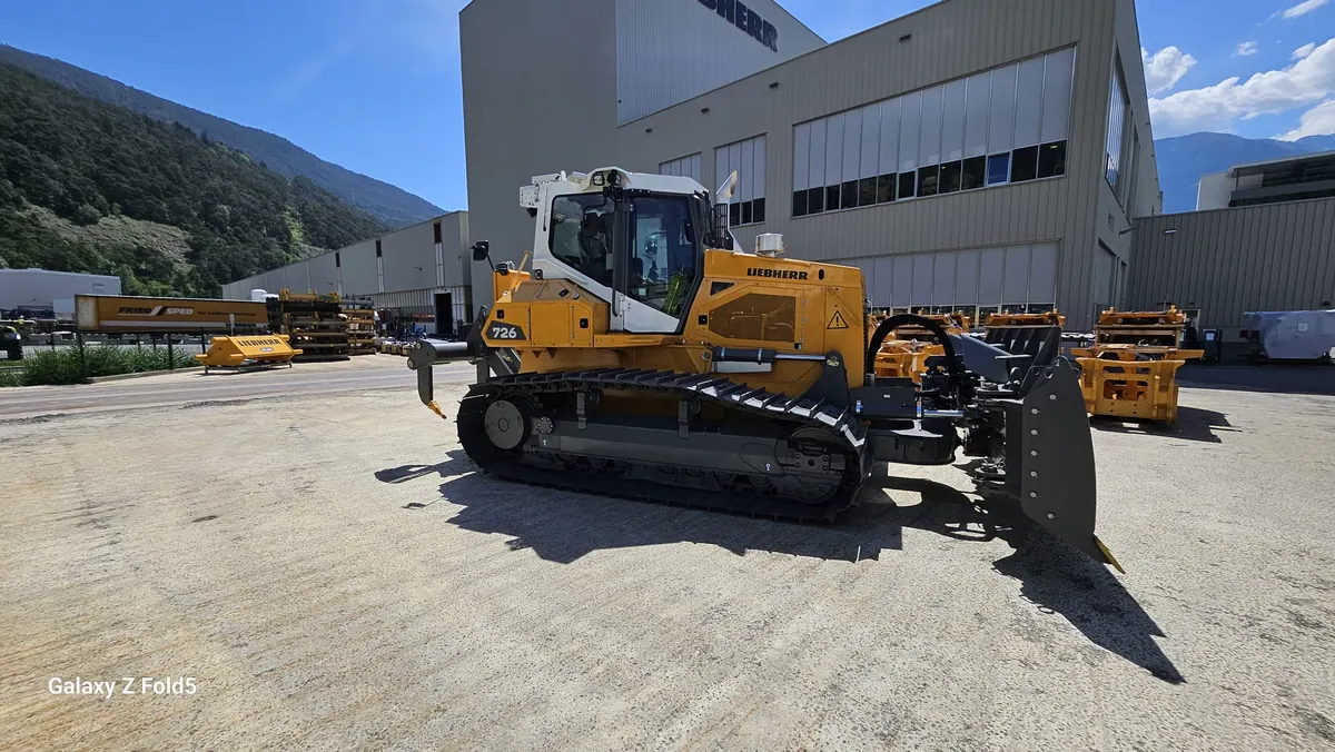Liebherr PR 726 Planierraupe vor Werkshalle — neu im Park ab 08/2026