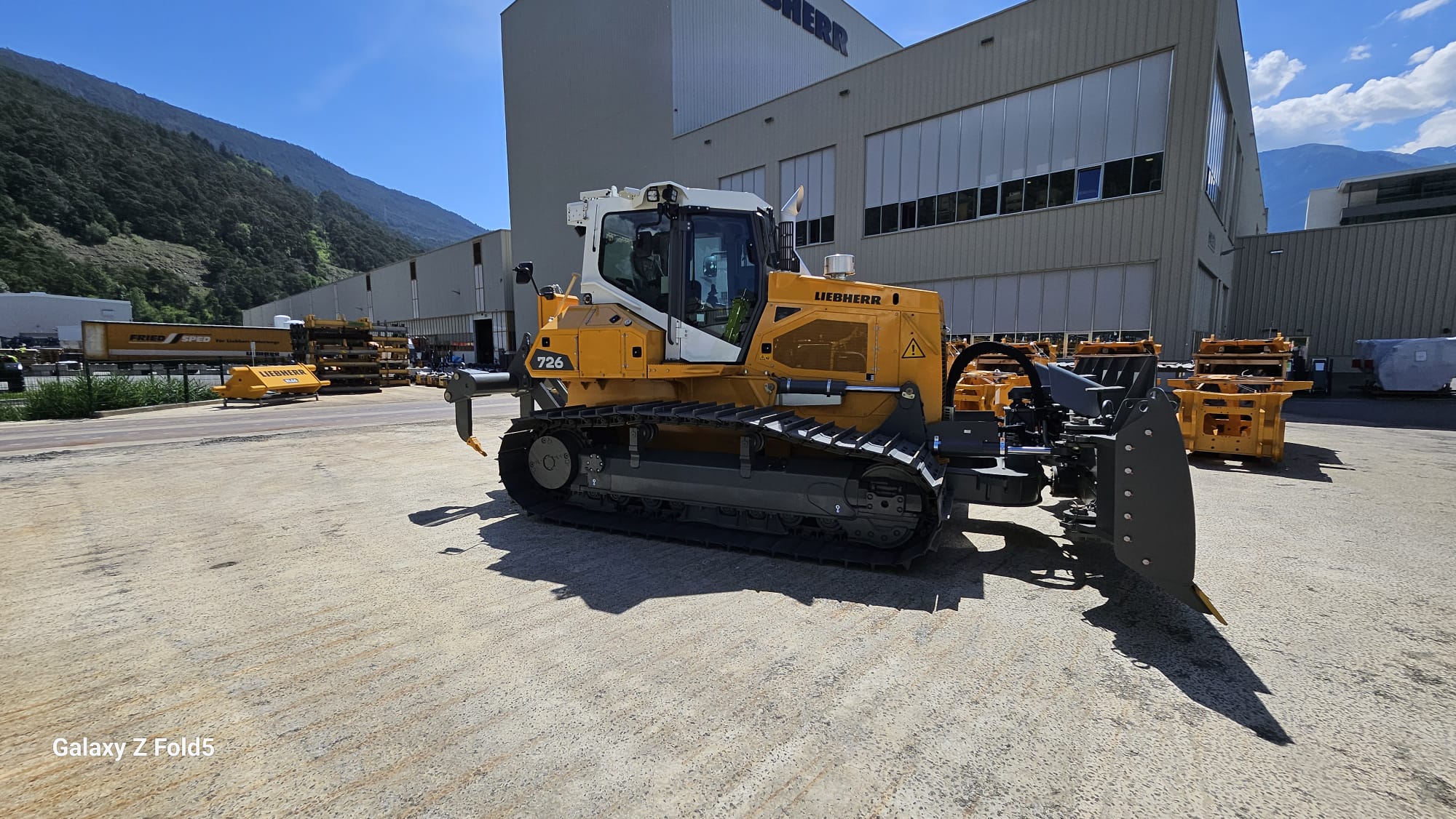 Liebherr PR 726 Planierraupe vor Werkshalle — neu im Park ab 08/2026