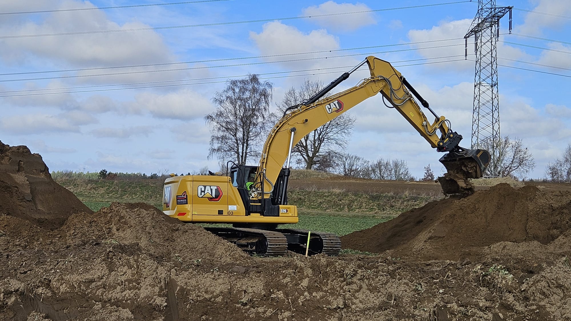 CAT 326 #2 bei Grabenaushub am Strommast