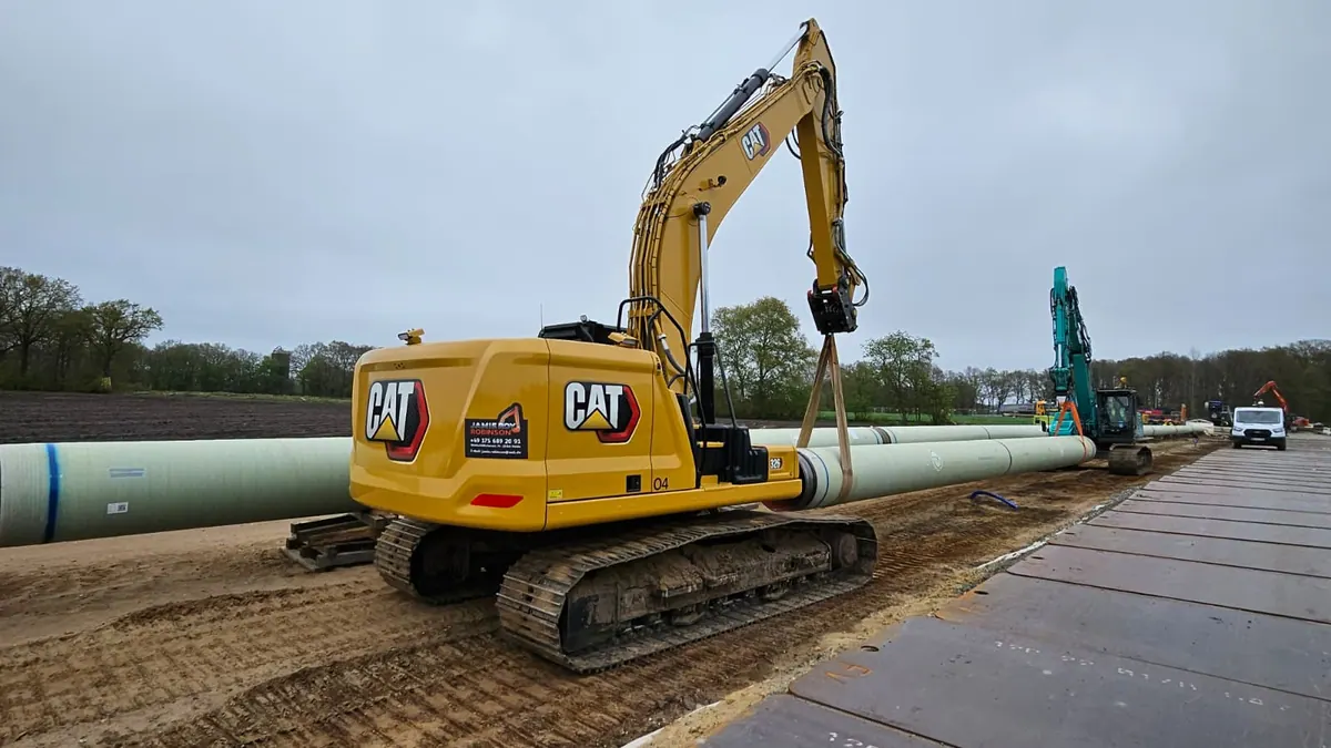 CAT 326 #3 bei Rohrverlegung mit Hebezange