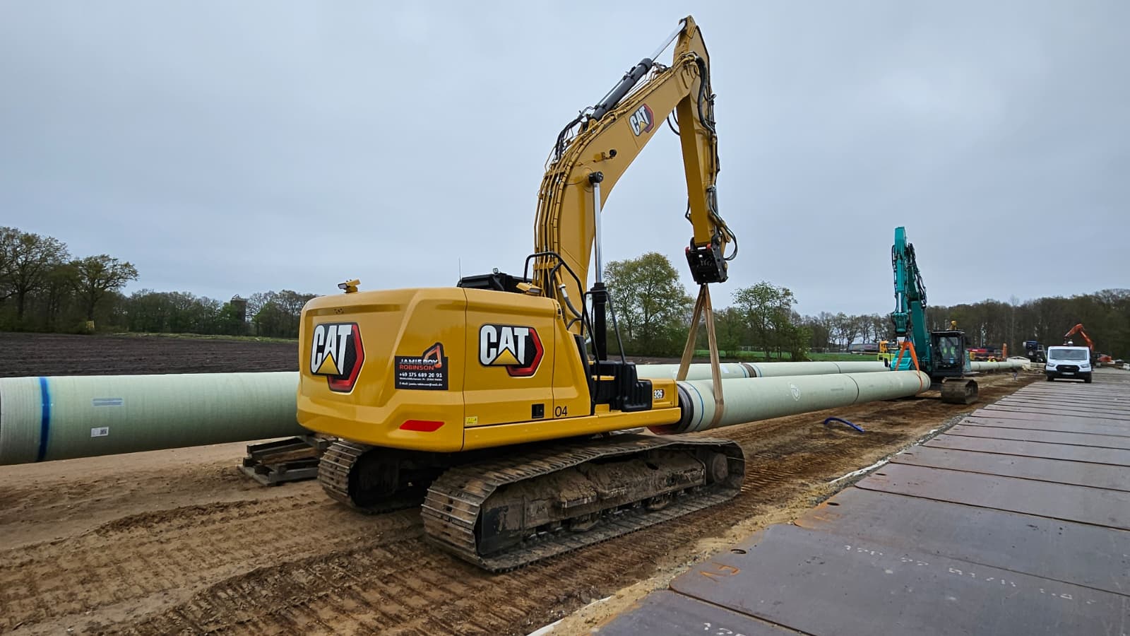 CAT 326 #3 bei Rohrverlegung mit Hebezange